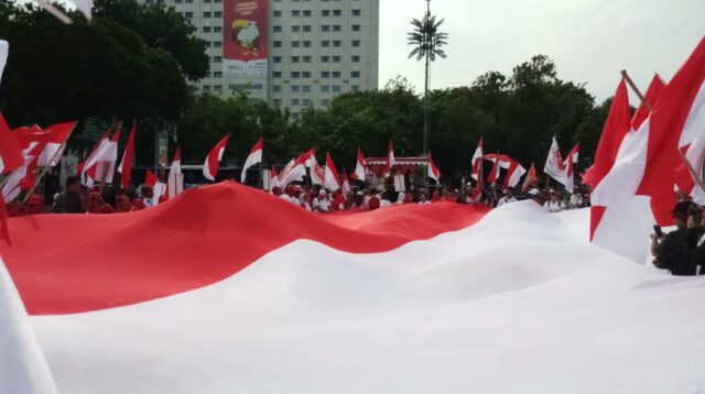 Gerakan Jaga Indonesia Kibarkan Bendera Merah Putih Raksasa di Monas