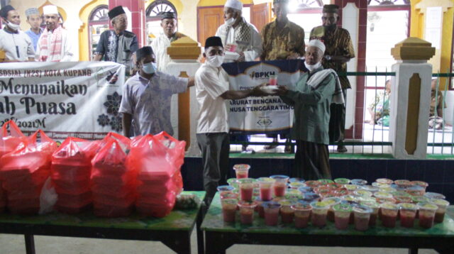 BPKH RI – NU Care Lazisnu Berbagi Makanan Berbuka dan Sahur Bagi Korban Badai Siklon Seroja di NTT